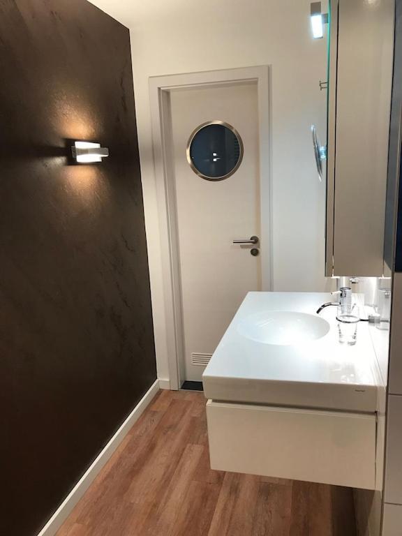 Exclusive Fewo In Warnemuende, 150M To The Beach, 2 Bathrooms, 2 Bedrooms, Sauna, Wifi And Much More. รอสต็อค ภายนอก รูปภาพ